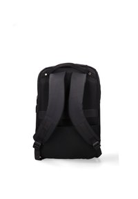 Zaino nero con schiena e spallacci imbottiti. Presenta una texture a rete e cinghie regolabili per comfort e stabilità.