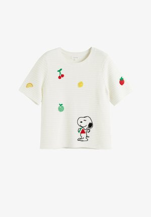Chemise blanche à manches courtes texturée avec Snoopy brodé tenant une tranche de pastèque, entourée de petites pièces de fruits : cerise, citron, fraise, pomme.