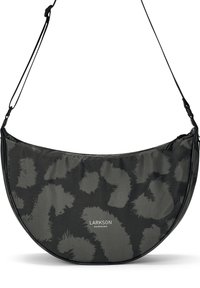 Hobo taška v tmavo sivej textíli s jemným, štruktúrovaným povrchom a abstraktným čiernym vzorom. Obsahuje dlhý nastaviteľný popruh a logo značky.