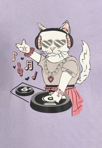 Kuvitus kissasta DJ, joka on pukeutunut ylisuuriin sydämenmuotoisiin aurinkolaseihin, kuulokkeisiin ja ketju-kaulaketjuun, pinkkiin hameeseen ja soittimiin.