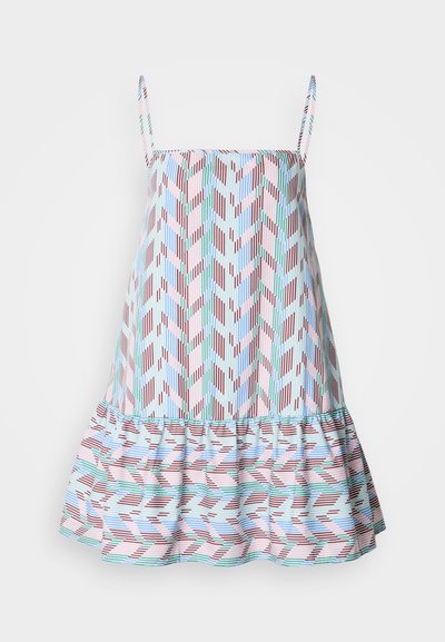 Ærmeløs kjole med en skørtekant, der har et chevronmønster i rød, pink, blå og grøn på en lys blå baggrund.