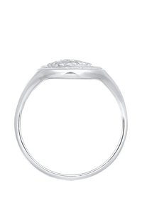 Anello in argento con una parte superiore testurizzata e scolpita e una banda liscia. Il design presenta dettagli intricati sulla corona e una finitura lucida.