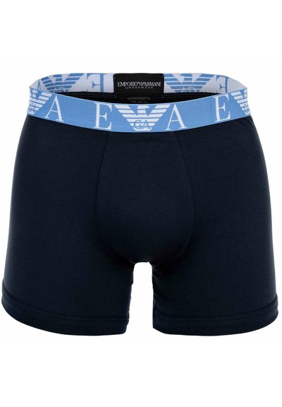 Marineblaue Boxershorts mit einer weichen Textur und einem blauen elastischen Taillenbund, der das Emporio Armani-Logo und das Adleremblem in einem sich wiederholenden Muster zeigt.