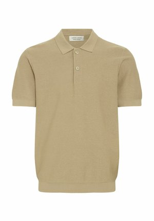 Bež lühikeste varrukatega polo särk, mis on valmistatud tekstuuriga kangast ja millel on klassikaline krae ning kolme nupuga nööpide rida. Lihtne disain, ilma kaunistusteta.