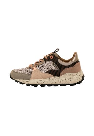 Zapatilla baja con tonos beige, marrones y rosas, suela moteada, patrones mixtos de estampado animal y cordones rosas sobre fondo blanco.