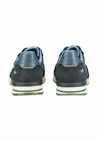 Modré semišové a kožené tenisky s kontrastními šedými akcenty, s tvarovaným podpatkem a texturovanou podrážkou. Logo viditelné na boku.