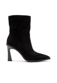Stivale alla caviglia in suede nera con punta affilata e tacco a spillo alto. Finitura liscia con design del tacco cilindrico e senza dettagli hardware visibili.