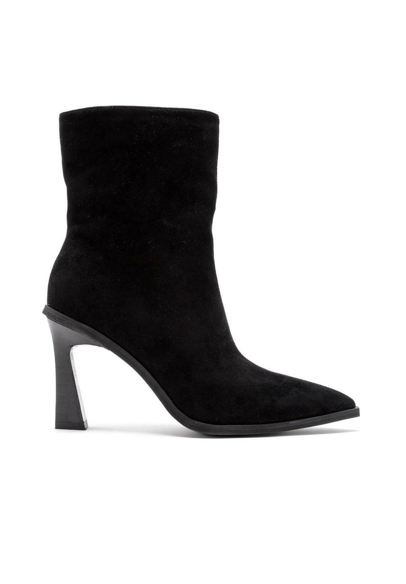 Stivale alla caviglia in suede nera con punta affilata e tacco a spillo alto. Finitura liscia con design del tacco cilindrico e senza dettagli hardware visibili.