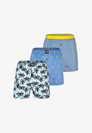 Tres pares de calzoncillos bóxer de hombre con estampados tropicales y de bebidas, con botones y cinturillas elásticas en tonos azules.