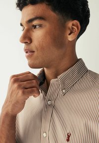 Next STRIPE ROLL - Camisa - natural