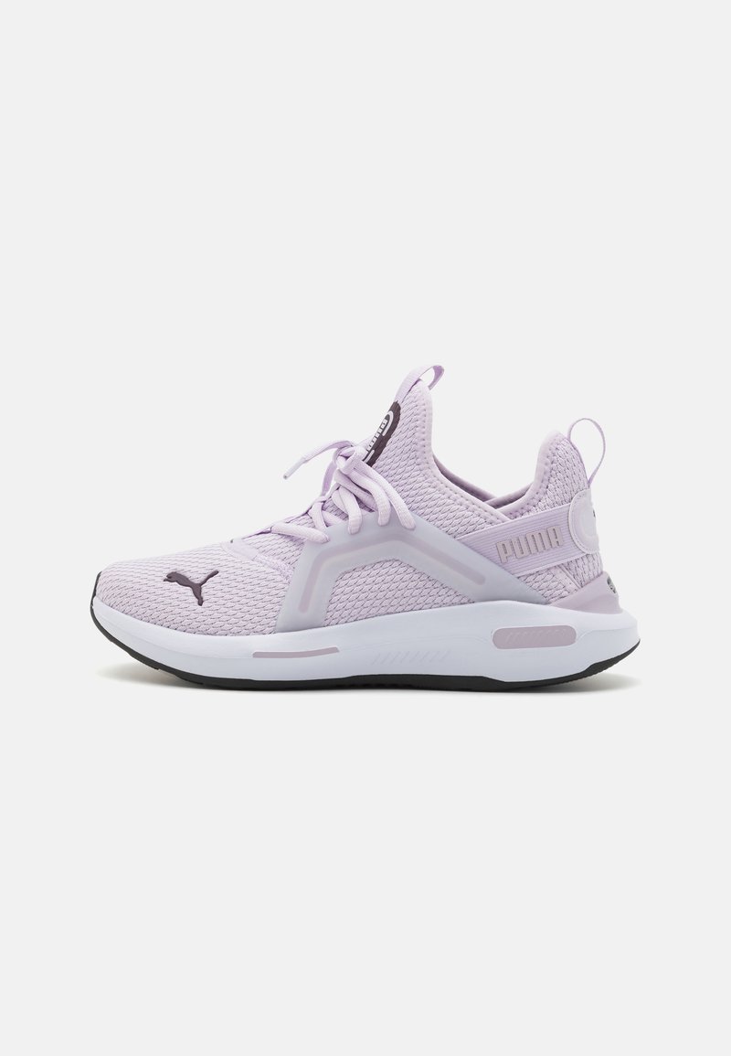 Šviesiai violetiniai sportiniai batai su tinkliniais viršutiniais sluoksniais, paminkštintu apvadu ir lygiomis raišteliais; turi balta vidurine dalį ir juodą padu. PUMA logotipas matomas.