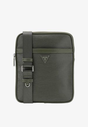 Olivgrüne, strukturierte Crossbody-Tasche mit verstellbarem Riemen und dreieckigem Guess-Logo auf der Vorderseite in der Mitte.