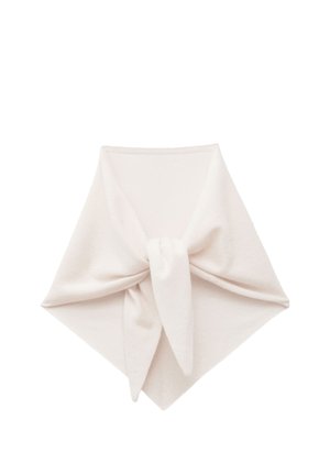 Bufanda de tela blanca suave atada con un nudo simple, formando una forma triangular con extremos puntiagudos sobre un fondo blanco liso.