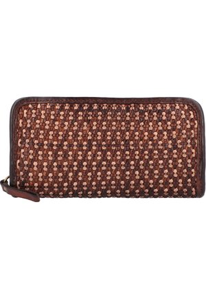 Portafoglio in pelle marrone intrecciata con un motivo testurizzato, rifinito con un bordo in pelle più scura e chiusura a zip. Forma compatta e rettangolare.