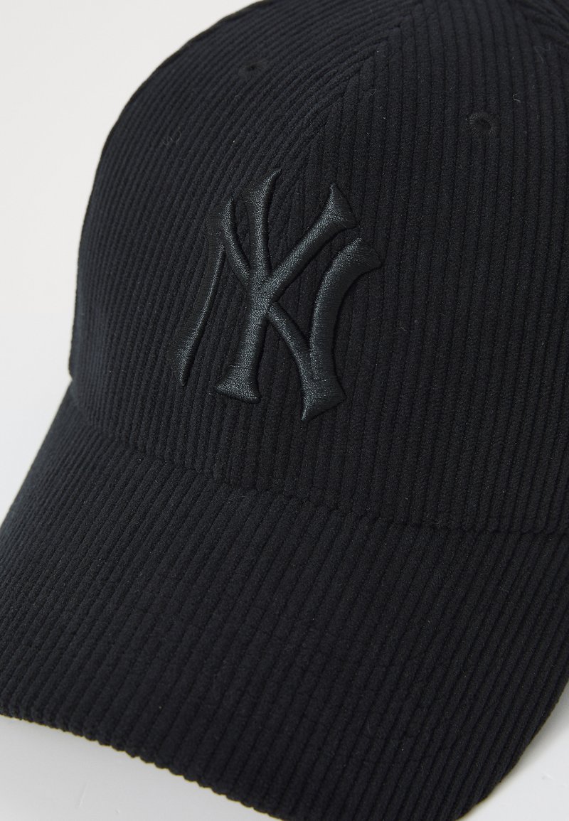 Zwarte corduroy pet met een gebogen rand en een reliëf zwart 'NY' logo aan de voorkant. Bevat een ribbeltextuur en ventilatie-oogjes.