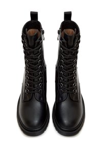 Bottes noires en cuir à talons, à bout rond, avec un laçage à l'avant et une fermeture éclair sur le côté. Présente des œillets en métal et une semelle en caoutchouc texturée.