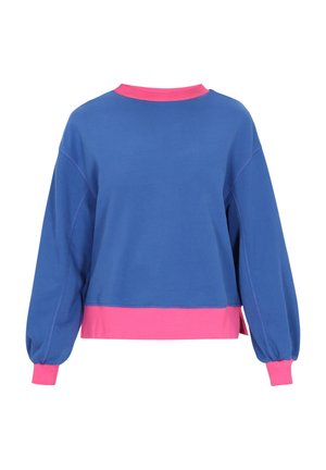 Niebieski sweter z długimi, balonowymi rękawami, różowym prążkowanym kołnierzem oraz różowymi akcentami na dolnym brzegu i mankietach rękawów. Gładka tekstura materiału.