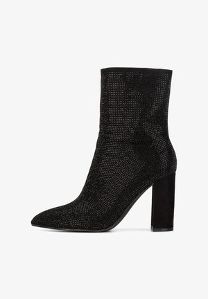 Schwarze Knöchelstiefel mit einem strukturierten Mesh-Obermaterial, spitzem Zehenbereich und einem stabilen Blockabsatz. Verfügt über ein elegantes Design und eine taillierte Silhouette.