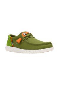 Groene stoffen sneakers met een oranje accent en een schildpadontwerp. De zool is wit met gespetterde patronen, wat zorgt voor een casual stijl.