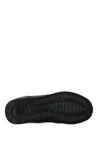 Černá sportovní podrážka s texturovaným gumovým gripem. Okraje jsou vyztužené, s kulatou špičkou a zakřiveným podpatkem pro podporu.