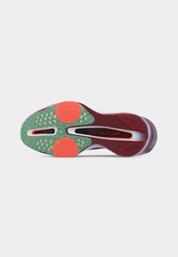 Σόλα αθλητικού παπουτσιού Nike Flyplate με πράσινα, πορτοκαλί και μπορντό πέλματα πρόσφυσης και ορατά στοιχεία απορρόφησης κραδασμών Air Zoom.