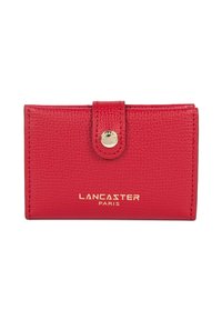 Rode, gestructureerde leren kaarthouder met een gouden drukknopsluiting en een geperst "LANCASTER PARIS" logo aan de voorkant. Compacte, rechthoekige vorm.