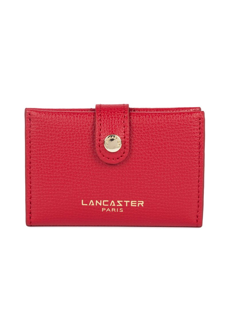 Rode, gestructureerde leren kaarthouder met een gouden drukknopsluiting en een geperst "LANCASTER PARIS" logo aan de voorkant. Compacte, rechthoekige vorm.
