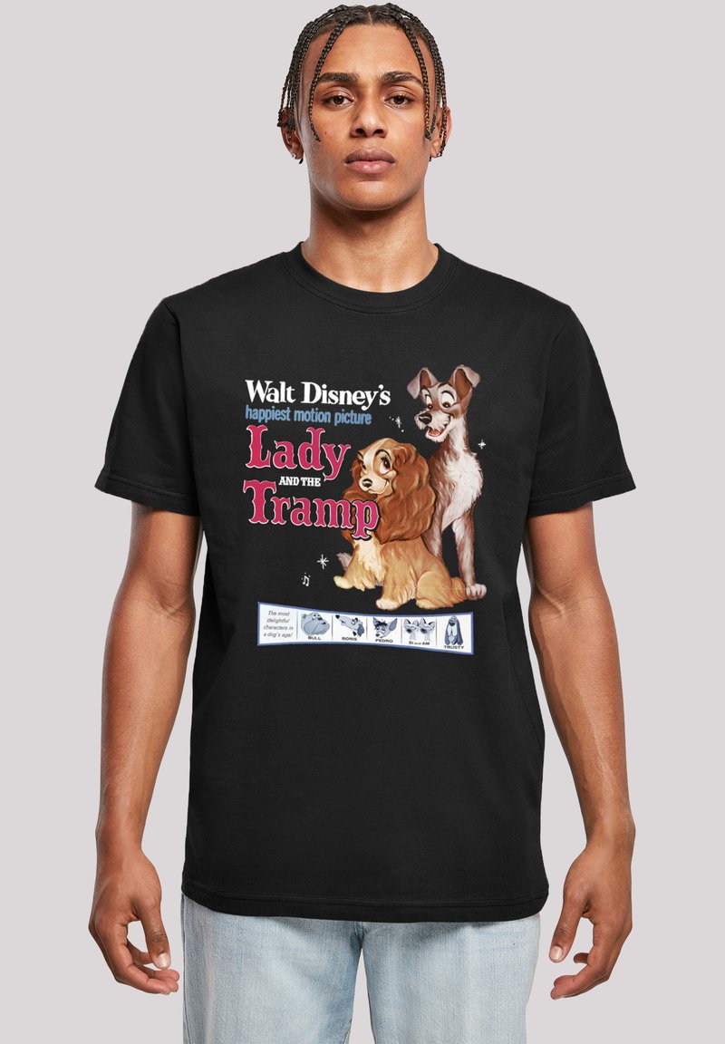 Svart t-skjorte med "Lady and the Tramp" grafikk, med tegneseriehunder i et fargerikt design, og tekst i fete, varierte skrifttyper.