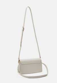 Sac bandoulière en cuir gris clair avec une forme rectangulaire structurée, un rabat avant plat, une sangle ajustable et des accents en métal doré.