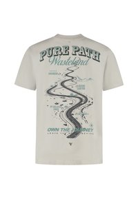 Lichtbeige katoenen t-shirt met een grafisch ontwerp van een kronkelige weg, bergen en tekstelementen in donkergroen en zwart.