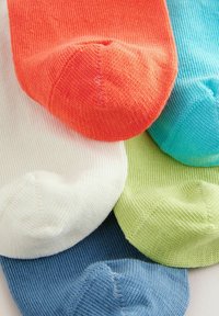 Socken aus Baumwollmischung in lebendigen Farben: Orange, Weiß, Blau, Grün und Türkis. Mit gerippter Textur und abgerundeten Zehen.