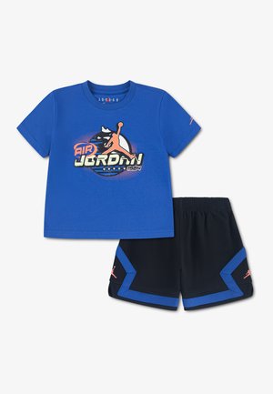 Camiseta azul de Air Jordan con logo y pantalones cortos negros con ribete azul y logos Jumpman rosas, dispuestos planos sobre fondo blanco.