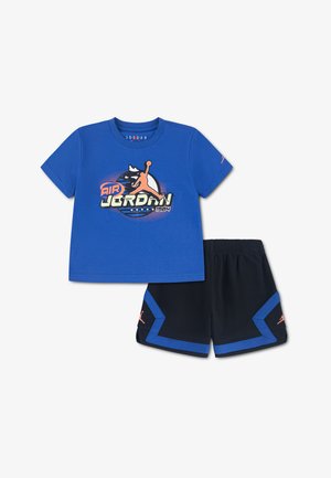 Camiseta azul de Air Jordan con logo y pantalones cortos negros con ribete azul y logos Jumpman rosas, dispuestos planos sobre fondo blanco.