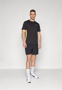 Puma RUN FAVORITE VELOCITY TEE - Sportfelső - black/sun stream