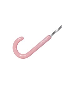 Roze gebogen paraplu-handvat bevestigd aan een zilveren metalen schacht tegen een witte achtergrond.
