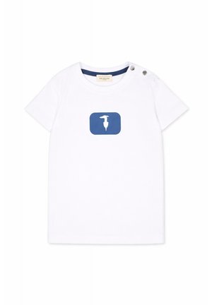 Maglietta bianca a maniche corte per bambino con scollo rotondo, due bottoni automatici sulle spalle e logo rettangolare blu con silhouette bianca al centro.