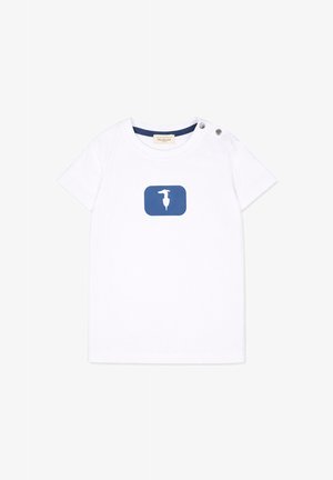 Chemise blanche à manches courtes pour tout-petit avec col rond, deux boutons-pression à l’épaule, et logo rectangulaire bleu avec une silhouette blanche au centre.