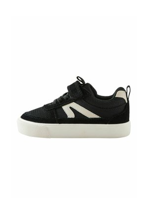 Sort-hvid lavtop sneakers med hvid sål, mesh og ruskind overdel, velcrorem og trækstrop ved hælen.