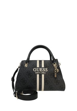 Sac à main noir avec un motif signature, logo doré "GUESS EST 1981" et rayures blanches contrastantes, avec une bandoulière amovible.