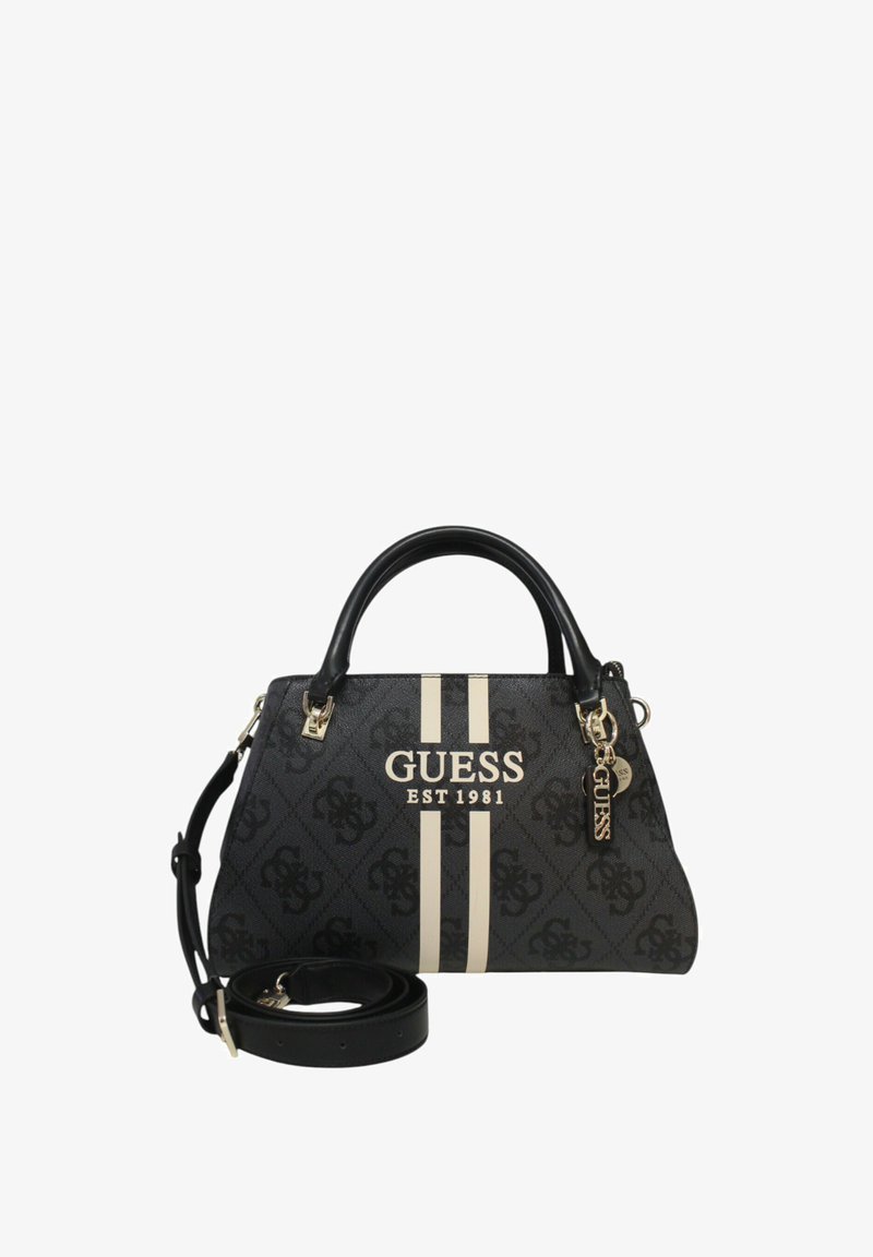 Sac à main noir avec un motif signature, logo doré "GUESS EST 1981" et rayures blanches contrastantes, avec une bandoulière amovible.