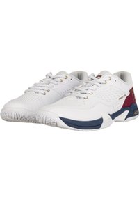 Vita idrottsskor i vitt med texturerad design, guldöglor, marinblå accenter och mönstrad vit sula; har logotyp på hälen och sidan.