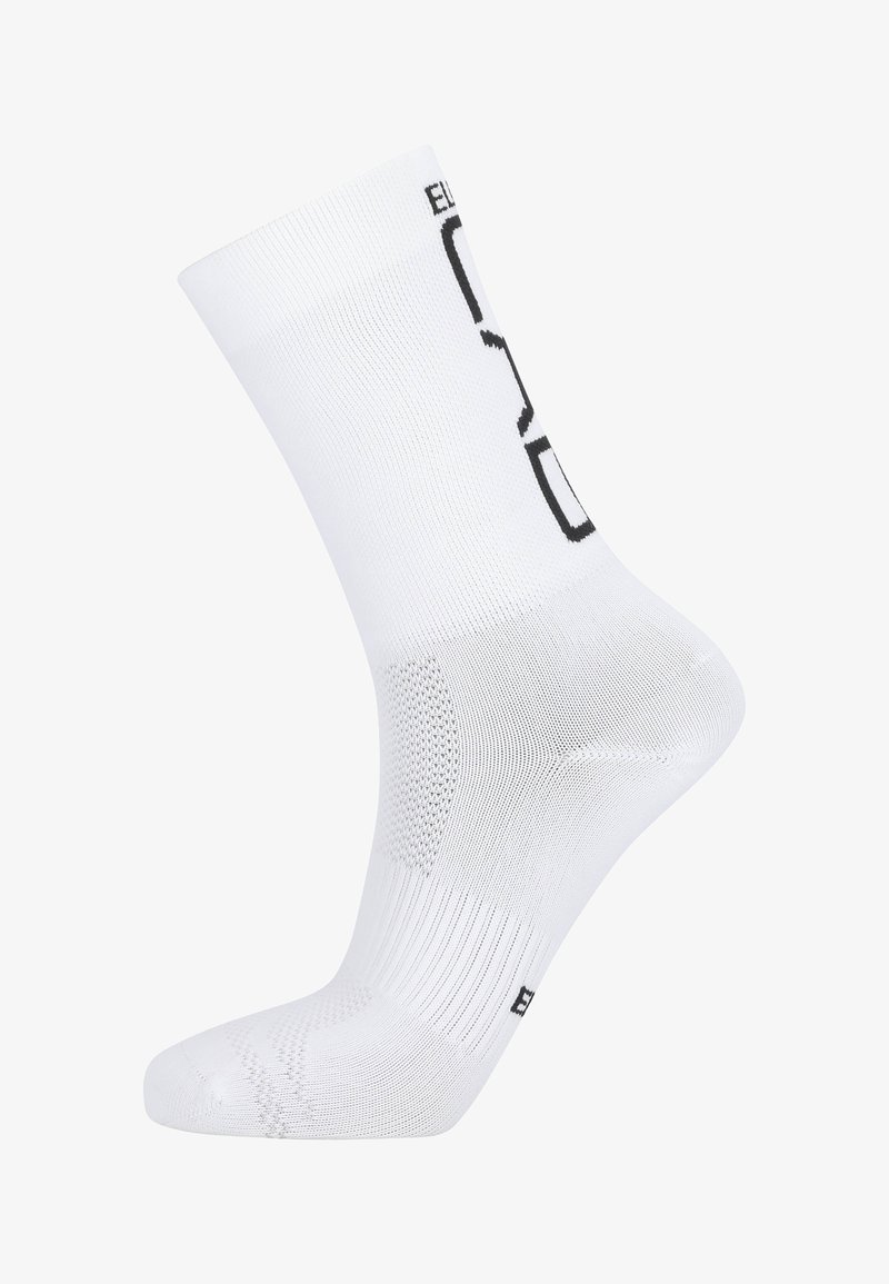 Calzino sportivo bianco con texture a coste, tallone rinforzato e dettaglio del logo nero sulla parte superiore.