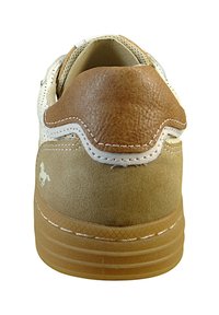 Helle braune Wildleder- und Lederschuhe mit einem strukturierten braunen Absatz, weißen Nähten und einem kleinen Pferdelogo an der Seite. Runde Zehenform.