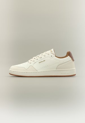 Bela nizka superga z rjavim ovratnikom, perforiranimi detajli, sprednjim vezanjem in blagovno znamko "Replay" na strani, jezičku in podplatu.