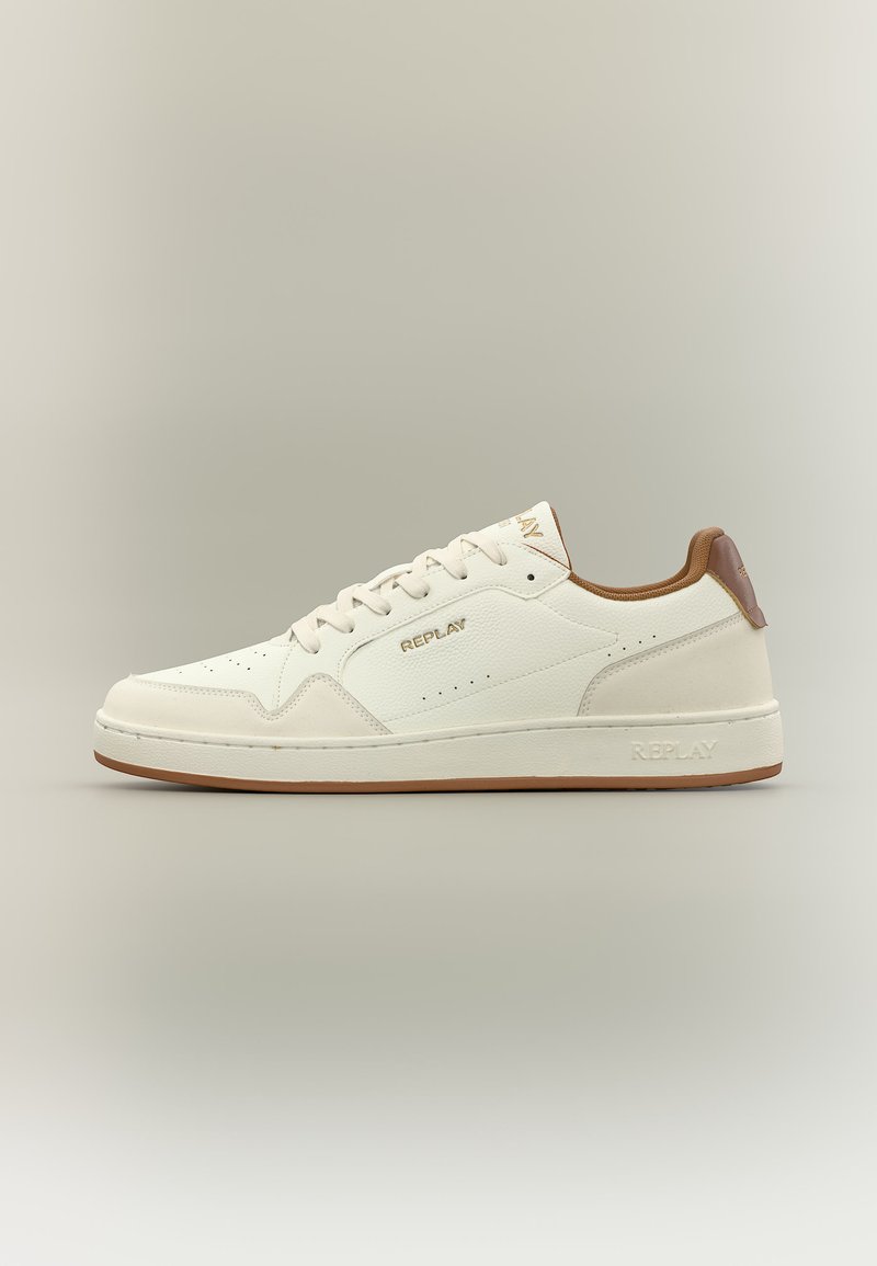 Baskets blanches basses avec col marron, motifs perforés, fermeture à lacets à l'avant, et logo "Replay" sur le côté, la languette et la semelle.