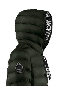 Tmavě zelená péřová bunda s prošitým vzorem, vybavená vysokým límcem, zapínáním na zip a tkaným logem na kapuci a zipu.