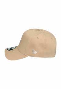 Beige Baseballcap mit gebogenem Schirm und kleinem weißen gestickten Logo an der Seite, von der linken Seite auf einem weißen Hintergrund dargestellt.