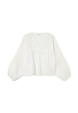 Blusa blanca de manga larga con escote en V profundo, parte delantera plisada, ajuste holgado y mangas abullonadas con inserciones de encaje en la parte superior de los brazos.