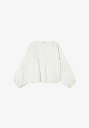Blusa blanca de manga larga con escote en V profundo, parte delantera plisada, ajuste holgado y mangas abullonadas con inserciones de encaje en la parte superior de los brazos.