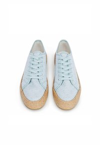 Sneakers in tessuto azzurro con dettagli a motivo floreale, design con lacci e suole intermedie in juta intrecciata. Suole piatte e forma della punta arrotondata.